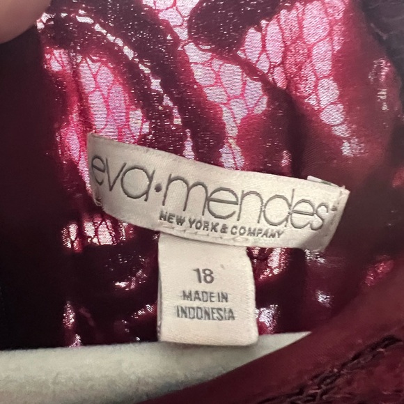 EUC LIKE NEW Size 18 New York & Company Burgundy Lace Dress - Picture 3 of 6